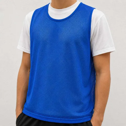 Casacca blu traforata indossata