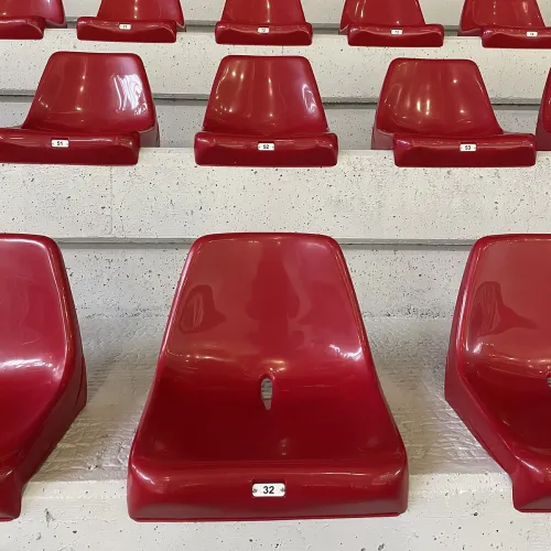 Sedile per tribuna, con schienale alto, ignifugo e anti-UV