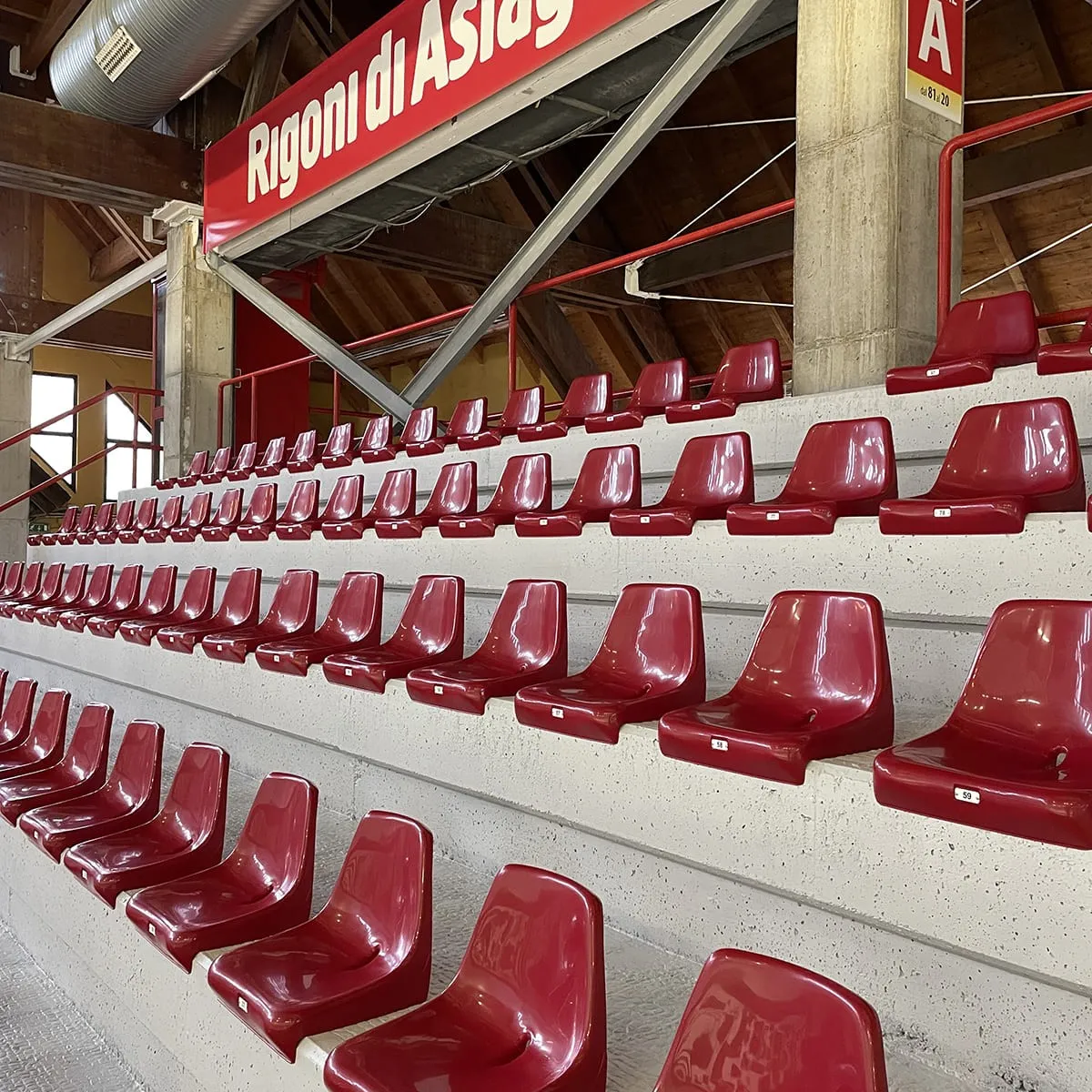 Sedile per tribuna, con schienale alto, ignifugo e anti-UV