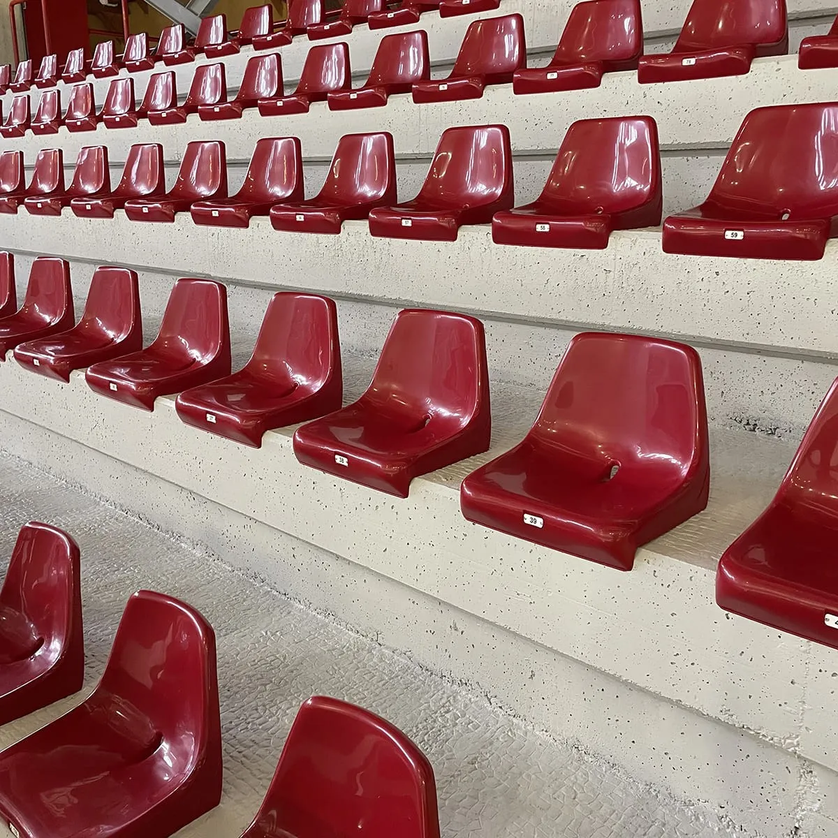 Sedile per tribuna, con schienale alto, ignifugo e anti-UV