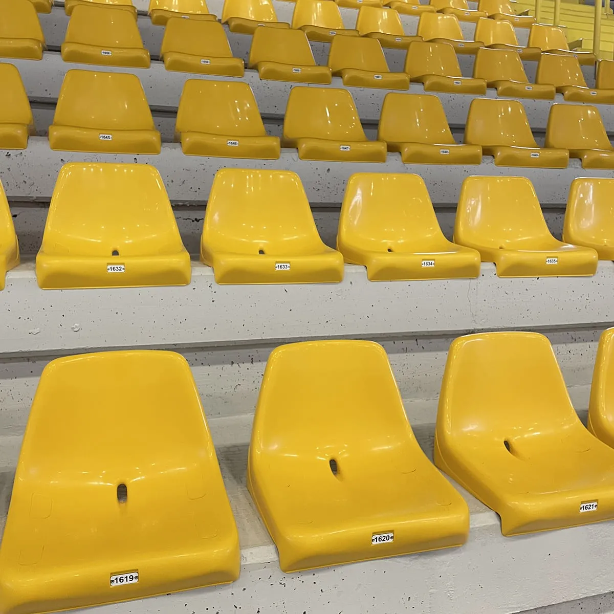 Sedile per tribuna, con schienale alto, ignifugo e anti-UV