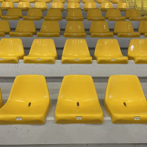 Sedile per tribuna, con schienale alto, ignifugo e anti-UV