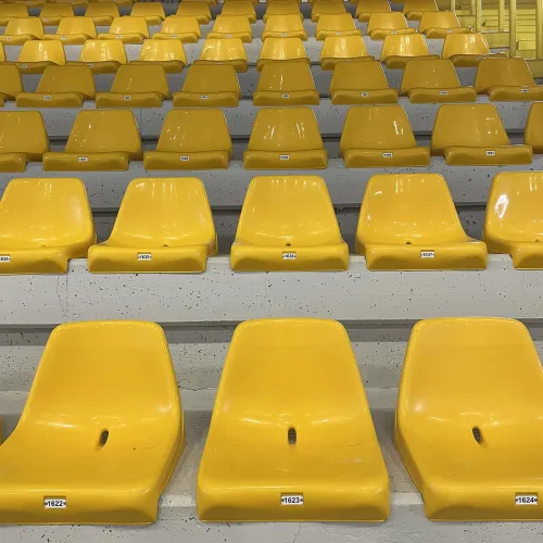 Sedile per tribuna, con schienale alto, ignifugo e anti-UV