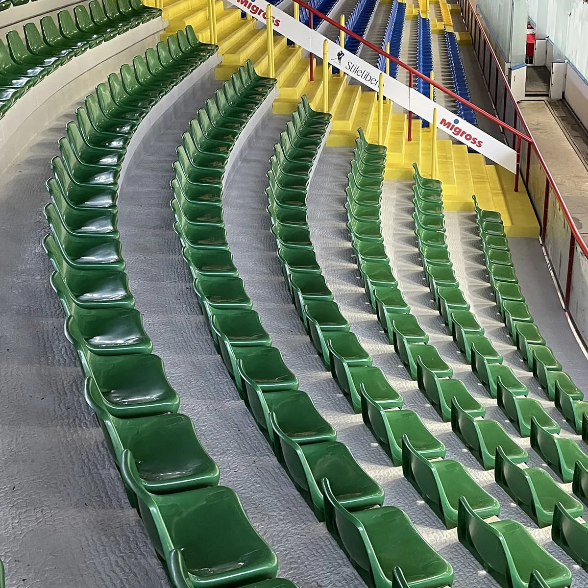 Sedile per tribuna, con schienale alto, ignifugo e anti-UV