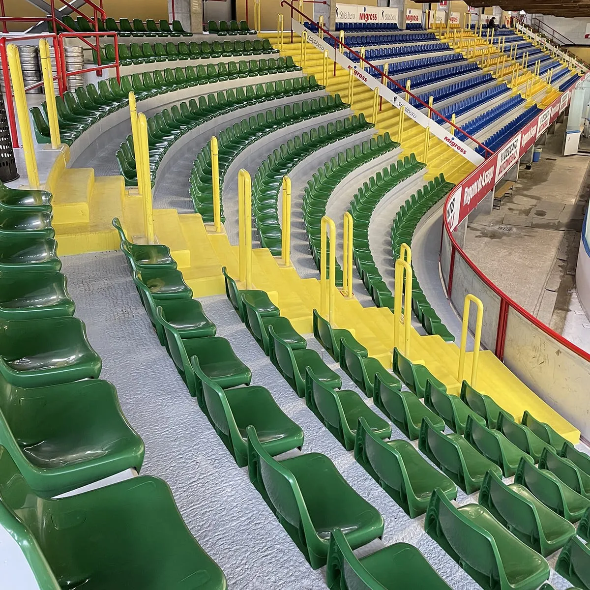 Sedile per tribuna, con schienale alto, ignifugo e anti-UV