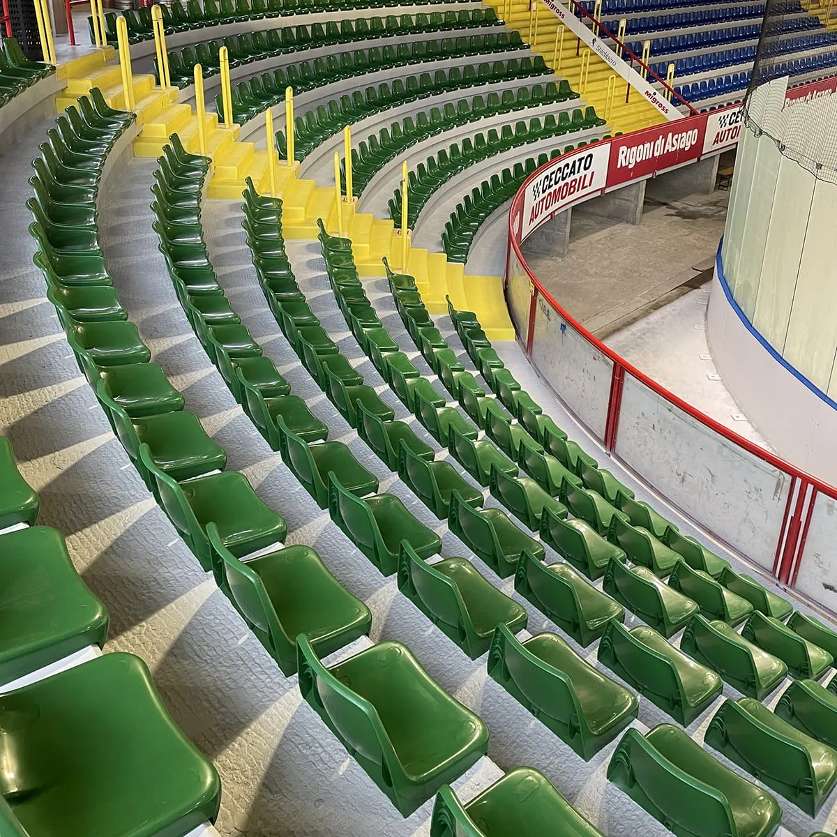 Sedile per tribuna, con schienale alto, ignifugo e anti-UV
