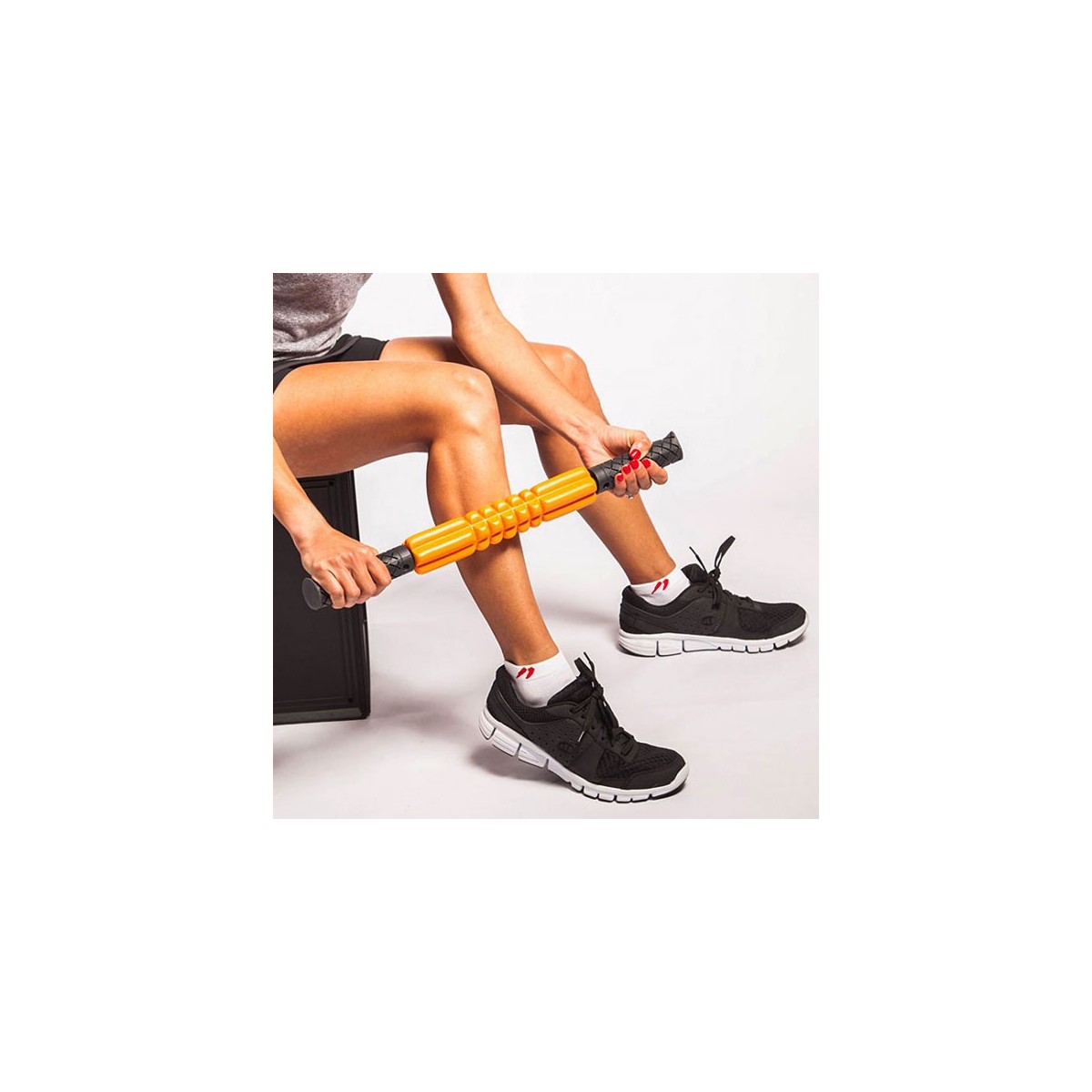 The Grid STK Trigger Point, roller miofasciale con impugnature, immagine con gambe