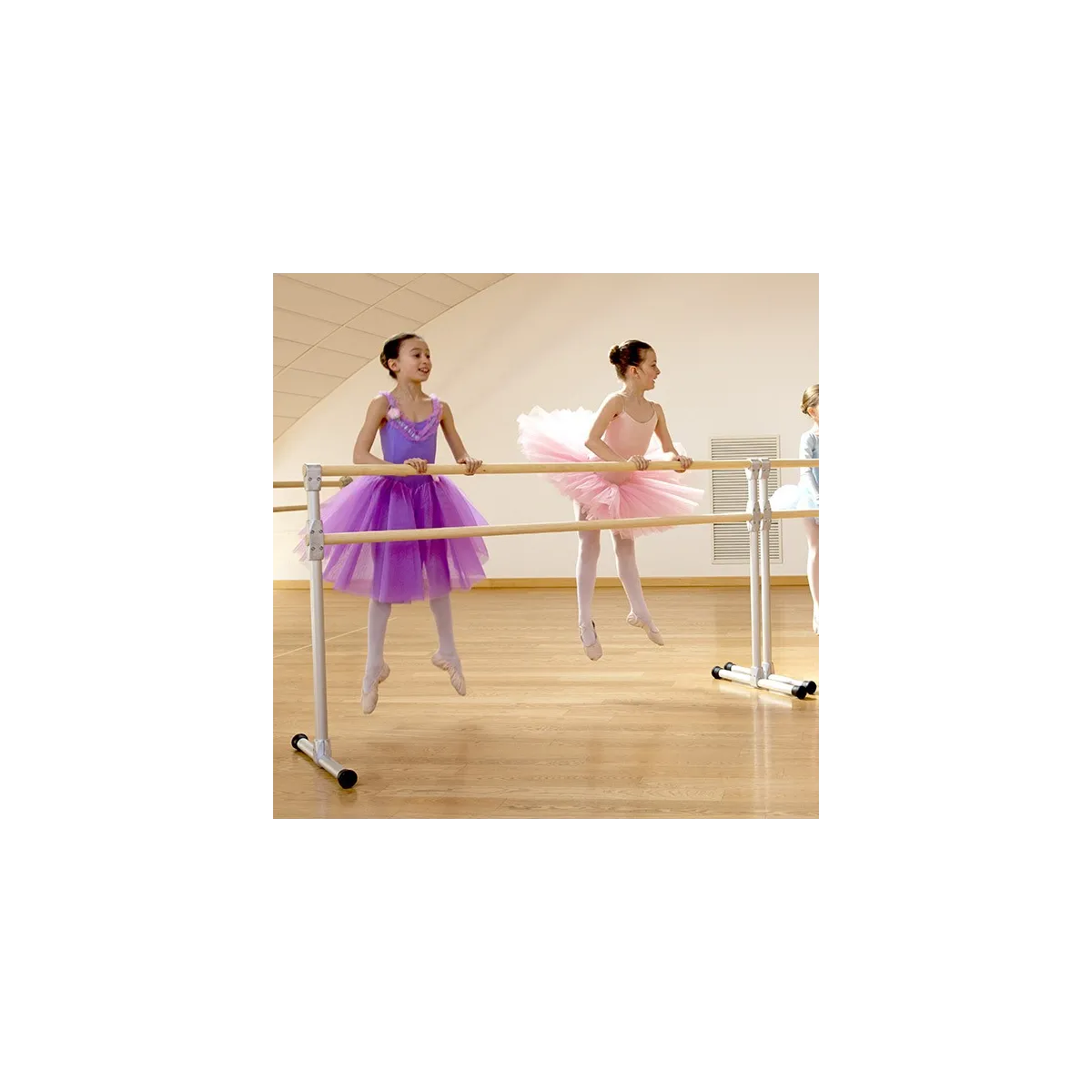 Sbarra danza mobile modello Accademia con bambine che si allenano