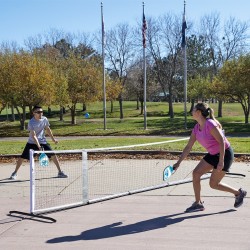 Rete per pickleball con giocatori in azione