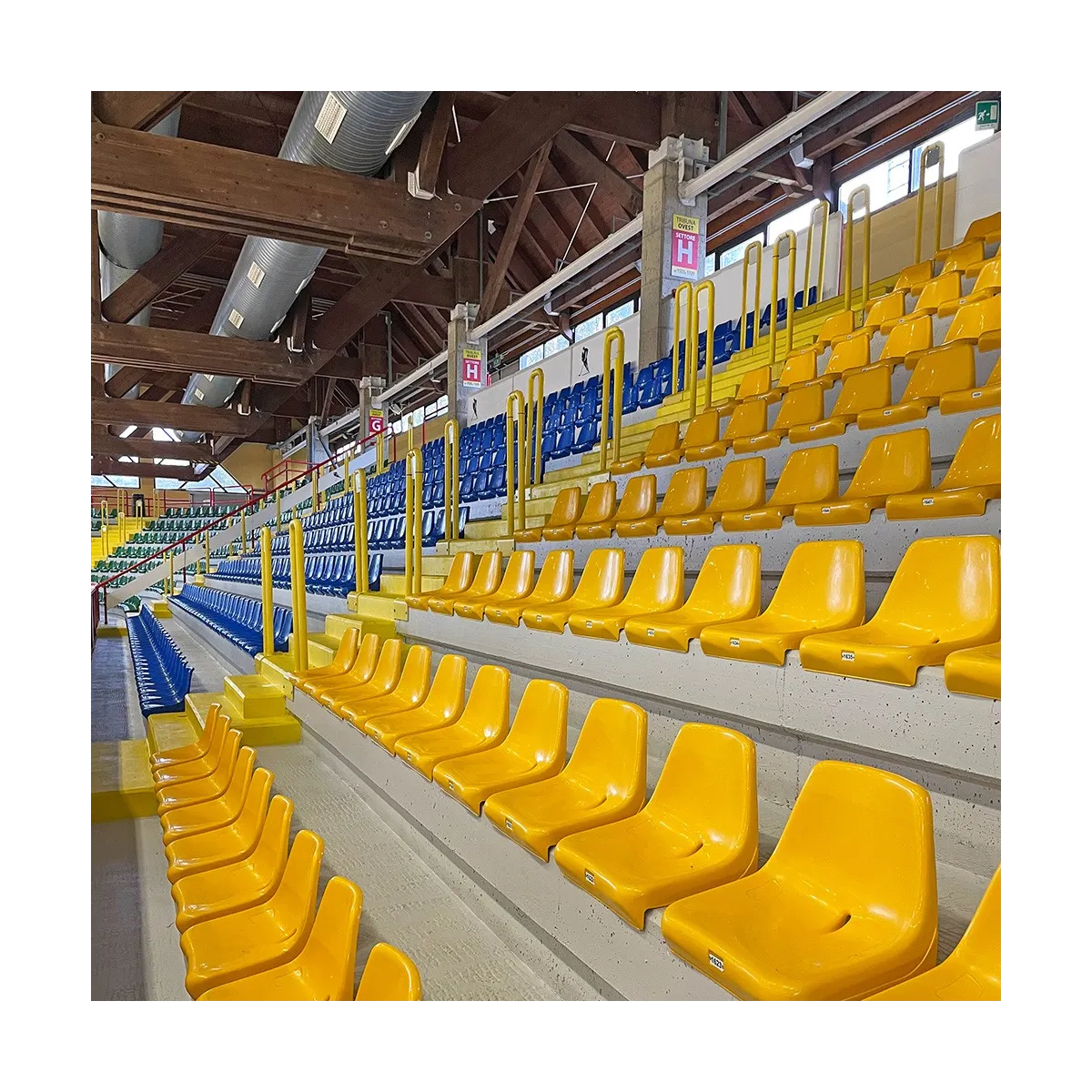 Panoramica sedili con schienale alto per tribuna