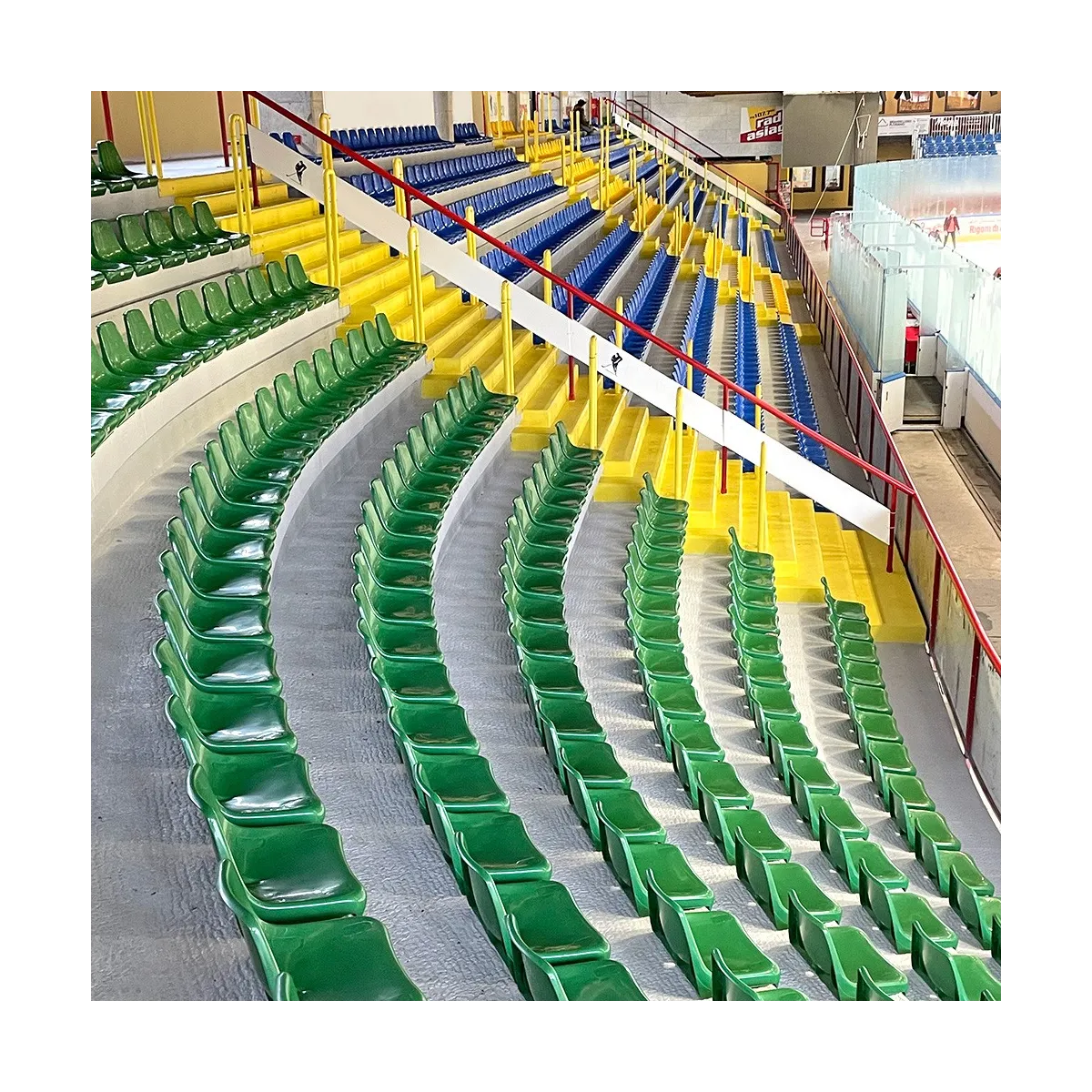 Sedili con schienale alto tribuna Palaghiaccio Asiago